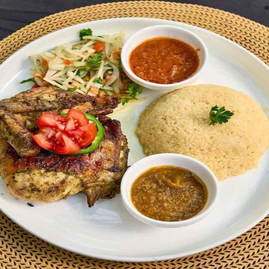 Attiéké demi poulet(frit)